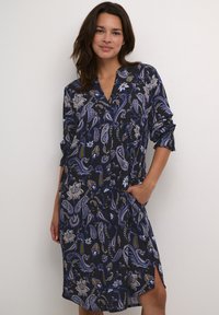 Rochie bleumarin cu imprimeu paisley și floral, cu decolteu în V, mâneci trei sferturi, croială relaxată și buzunare laterale.