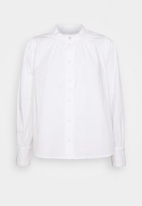 Blouse blanche à manches longues avec des bords en dentelle au niveau du col, des poignets et de la patte de boutonnage, dotée d'un petit bouton décoratif au cou.