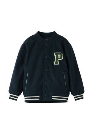 Marineblaue Collegejacke mit weiß gestreiften, gerippten Bündchen und Saum, Druckknopfverschluss vorne, zwei Taschen und einem grünen Buchstaben "P" als Aufnäher auf der Brust.