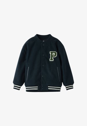 Marineblauwe varsityjas met witgestreepte geribbelde boorden en zoom, drukknoopsluiting aan de voorkant, twee zakken en een groene letter "P" patch op de borst.