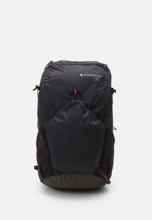 Rucsac negru cu un logo triangular, capacitate de 26L, închidere cu fermoar, panou inferior texturat și accente roșii contrastante pentru un detaliu suplimentar.