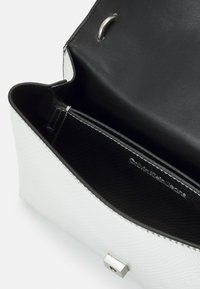 Calvin Klein Jeans SCULPTED FLAP - Handtas - metallic
