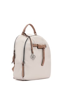 Crème leren rugzak met een ronde vorm, bruine accenten, dubbele ritsen en een decoratieve strap. Voorzien van een bovenhandvat en zilveren hardware.