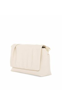 Beżowa skórzana torba na ramię z klapą, gładką fakturą, prostokątnym kształtem i złotym detalem w postaci pierścienia.