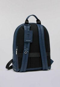 Zaino blu e nero con esterno in pelle liscia, pannelli in rete, spallacci regolabili e un'etichetta con logo testurizzato.