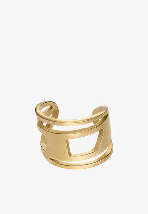 Guldfarvet manchetrække med et udsnit af geometrisk design. Har en glat metallisk tekstur og poleret overflade. Åbne ender til justerbar pasform.