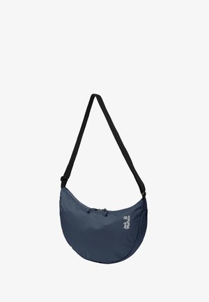 Sac d'épaule bleu marine en forme de croissant avec une sangle noire réglable et un logo blanc "Jack Wolfskin" sur le devant, fermeture éclair en haut.