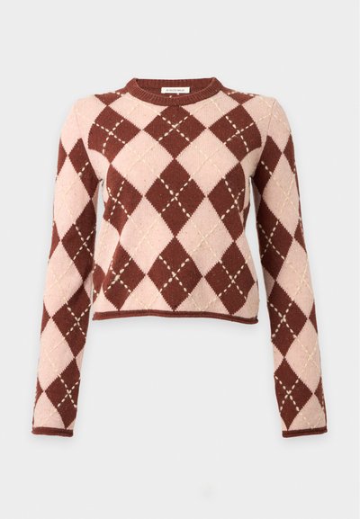 Pull en maille manches longues avec un motif losange argyle rose et marron et un col rond sur un fond uni.