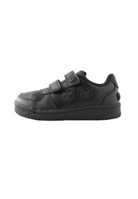 Svart sneaker med remstängningar, slät läderfinish, texturerad sula och präglade detaljer på sidorna. Stilig design.