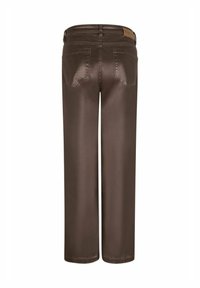 Bruine wijde broek gemaakt van een gladde stof, met twee achterzakken en een klein leren label op de tailleband.