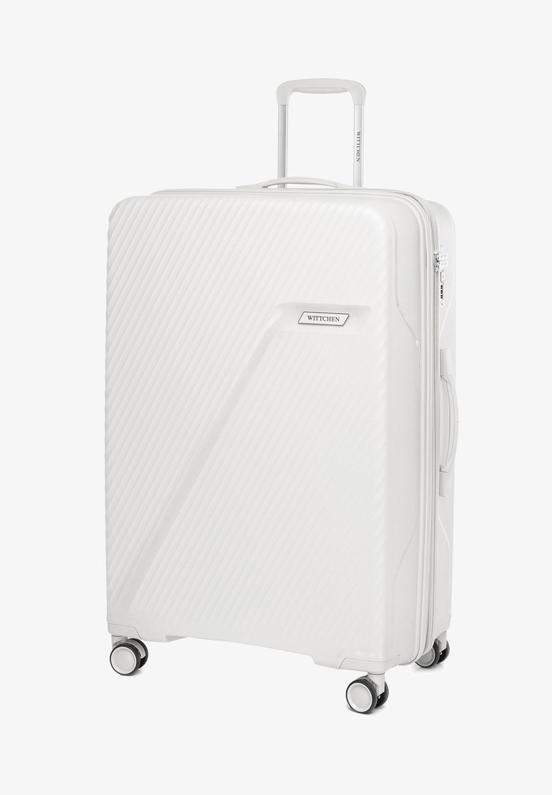 Valigia rigida bianca con un design a strisce diagonali texturizzate, manico retrattile e quattro ruote; presenta un'etichetta con logo sul davanti.
