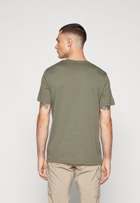 Peak Performance EXPLORE GRAPHIC TEE - Camiseta estampada - pine needle