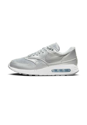 Jasnoszary sneaker Nike Air Max z siateczkową i zamszową cholewką, widoczna poduszka powietrzna w białej podeszwie, widok z lewego boku na białym tle.