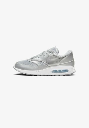 Jasnoszary sneaker Nike Air Max z siateczkową i zamszową cholewką, widoczna poduszka powietrzna w białej podeszwie, widok z lewego boku na białym tle.