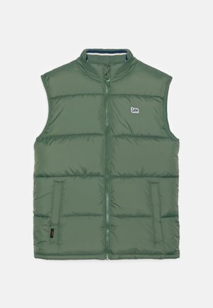 Grøn polstret ærmeløs vest med frontlynlås, høj krave, to sidelommer og lille hvid "Lee" logo på brystet.