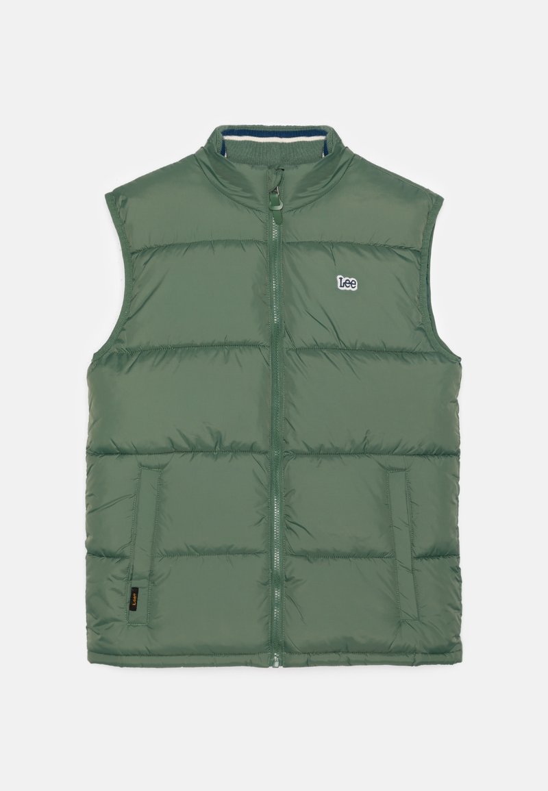 Veste sans manches matelassée verte avec fermeture éclair à l'avant, col montant, deux poches latérales et petit logo blanc "Lee" sur la poitrine.