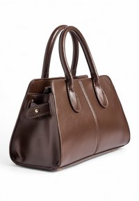 Brązowa skórzana torebka o strukturalnym wzornictwie, z dwiema długimi rączkami, subtelnymi szwami i małą kieszonką akcentową ze złotymi elementami.