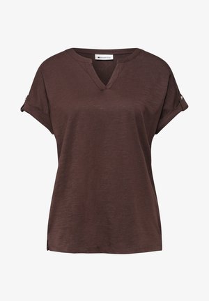 Bruine blouse met korte mouwen, V-hals en opgerolde mouwen met knooplus, gemaakt van lichtgewicht gestructureerde stof.