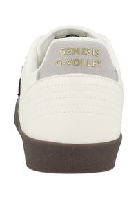 Sneaker bianco con suola marrone testurizzata, caratterizzata da un accent in suede grigio sul tallone e "GENESIS G-VOLLEY" stampato in oro sul retro.
