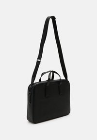 Sort syntetisk laptoptaske med to top-hanke, en justerbar skulderrem og glat tekstur, med lynlås lukning og rektangulær form.