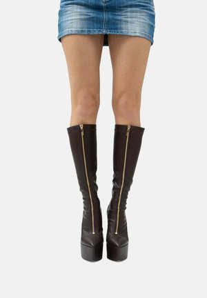 RAVEN – CERNIERA CENTRALE - Stivali con i tacchi - marrone