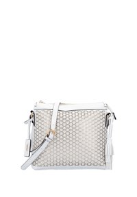 Weiße Umhängetasche mit einem komplexen geometrischen Ausschnittmuster, verstellbarem Riemen, goldener Schnalle und dekorativem Quastenanhänger an der Seite.