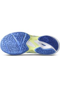 Semelle de chaussure de sport en caoutchouc bleu et jaune. Présente des motifs de semelle complexes pour une adhérence optimale et plusieurs zones texturées.