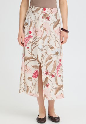 Lilleline midi seelik beeži, roosa ja punase botaanilise mustriga, esiküljel nööbid, keskmine lõhik, kantud pruunide kingade ja sobiva beeži topiga.