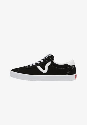 Sneaker noire en daim avec semelle en caoutchouc blanche. Comprend des coutures blanches et un logo sur le côté. Les lacets sont blancs et elle est dotée d'un col rembourré pour le confort.