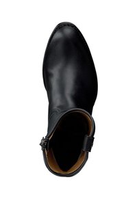 Schwarze Leder-Stiefelette mit glatter Oberfläche, spitz zulaufender Zehenpartie und einem seitlichen Riemen mit Metallverschluss. Innen mit braunem Leder ausgekleidet.