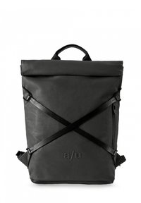 Schwarzer Rolltop-Rucksack mit strukturiertem Oberflächen, ausgestattet mit überlappenden Trägern, Griff an der Oberseite und seitlichem Reißverschlussfach. Logo auf der Vorderseite geprägt.