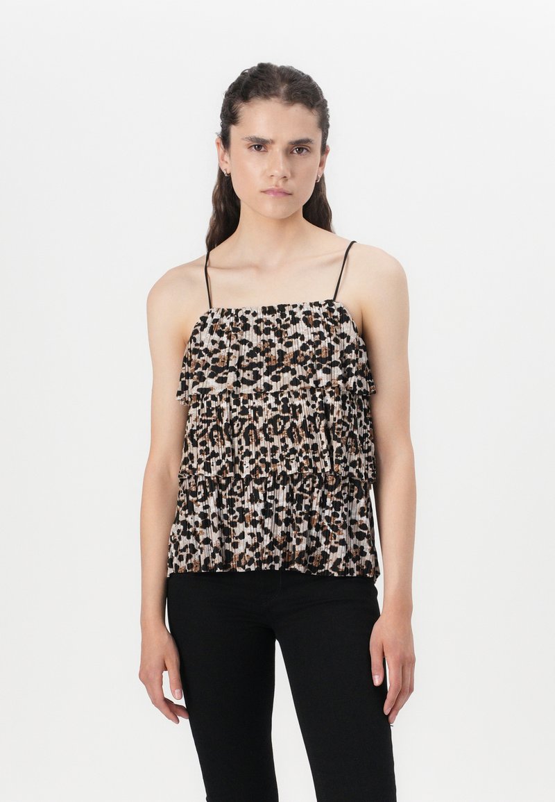 Top s leopard uzorkom s tri volanaste sloja, u crno-bež shemi boja, s trakicama i laganim materijalom. Uparen s crnim hlačama.