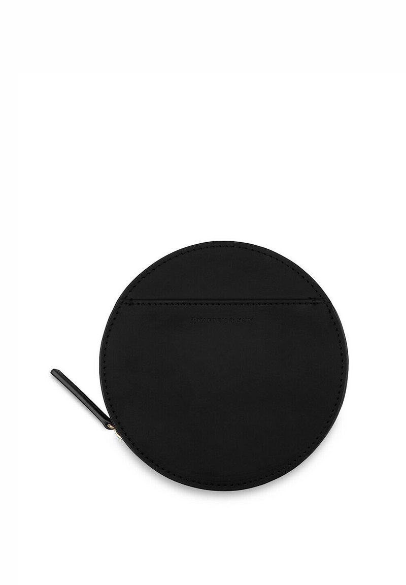 Borsa rotonda nera in pelle con una texture liscia, dotata di un bordo cucito e una chiusura con zip laterale. Design minimalista, senza motivi prominenti.