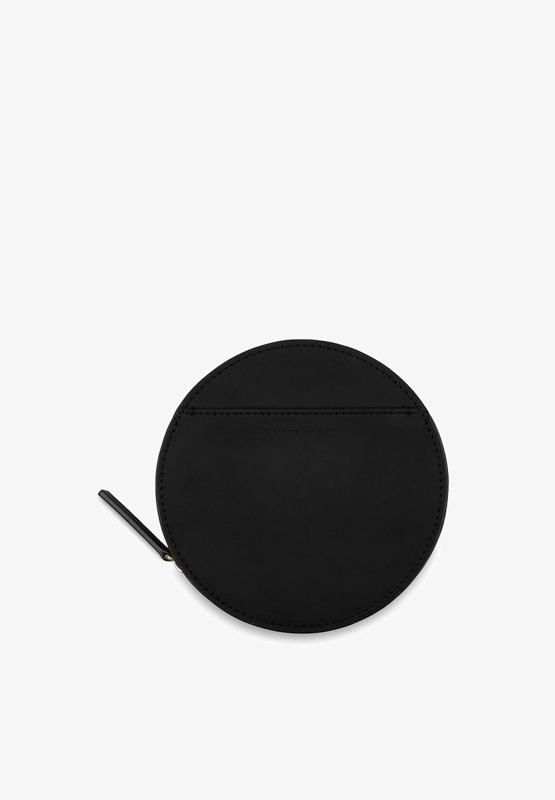Borsa rotonda nera in pelle con una texture liscia, dotata di un bordo cucito e una chiusura con zip laterale. Design minimalista, senza motivi prominenti.