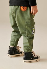 Next STANDARD - Cargohose - khaki green printed