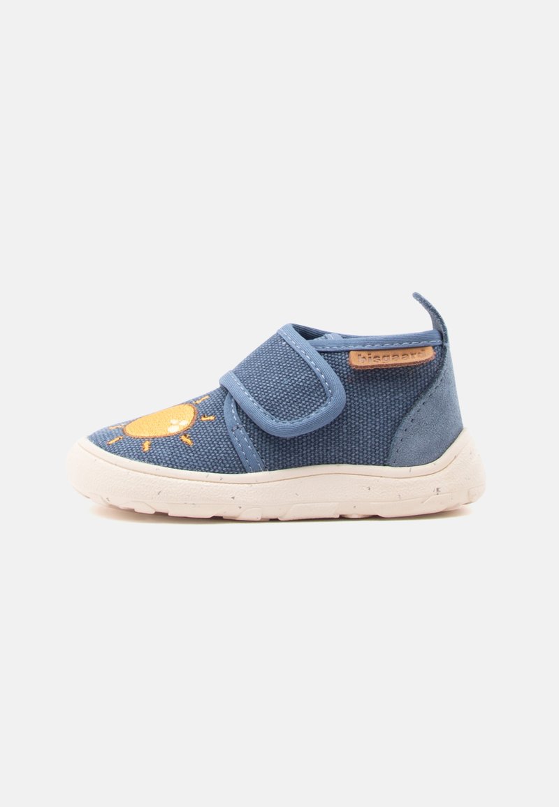 Chaussure bleue pour tout-petit avec semelle blanche, bride en Velcro, broderie de soleil à l'avant et étiquette "bisgaard" sur le côté.
