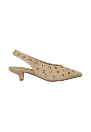 Beige suède slingback schoen met spits toel, lage kittenhiel en metalen oogjesversiering over het bovenwerk en de band.