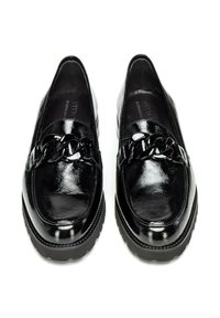 Zwarte gepatineerde leren loafers met een chunky kettingaccent, ronde neus en een textuurrubberzool. Gladde afwerking en glanzend uiterlijk.