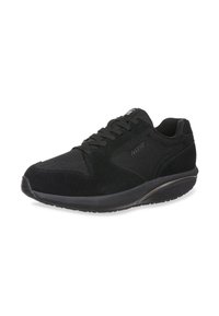 Sneaker sportivo nero con pannelli in rete e suede, chiusura con lacci, suola curva e branding discreto sul lato e sulla linguetta.