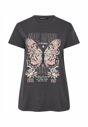 Mørkegrå T-shirt med stor lyserød sommerfugl, hvide blomster og teksten "Free Spirit Tour ESTD 1987" foran.