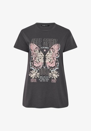 Mørkegrå T-shirt med stor lyserød sommerfugl, hvide blomster og teksten "Free Spirit Tour ESTD 1987" foran.