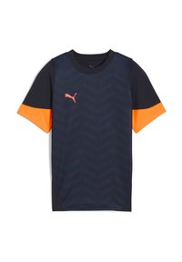 Camiseta deportiva Puma en azul marino con acentos naranjas. Mangas cortas, cuello redondo, patrón de chevron texturizado en la parte frontal. Logo en el pecho.