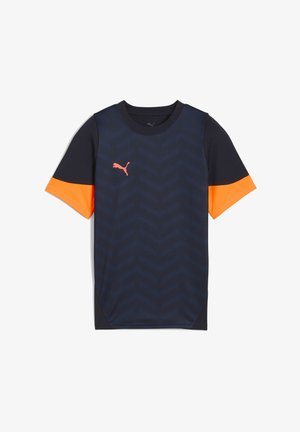 Puma sportströja i marinblått med orange detaljer. Kort ärm, rundad halsringning, strukturerat chevronmönster framtill. Logotyp på bröstet.