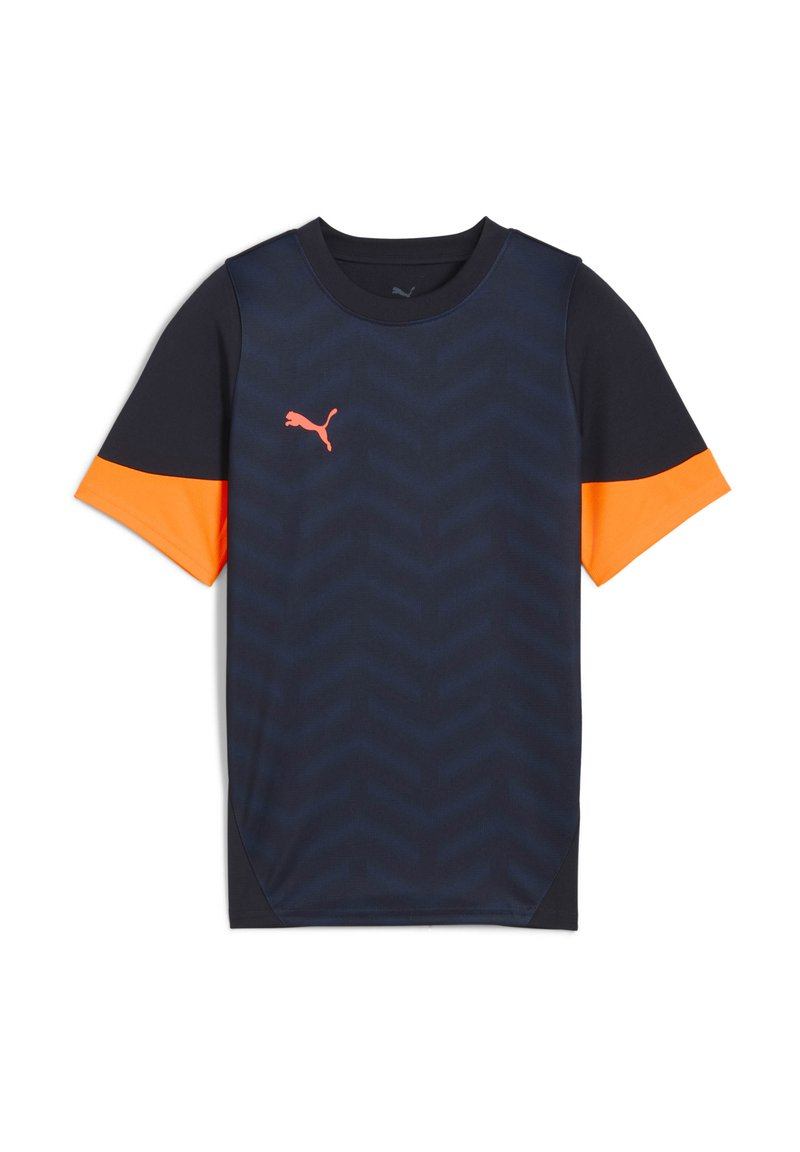 Camiseta deportiva Puma en azul marino con acentos naranjas. Mangas cortas, cuello redondo, patrón de chevron texturizado en la parte frontal. Logo en el pecho.