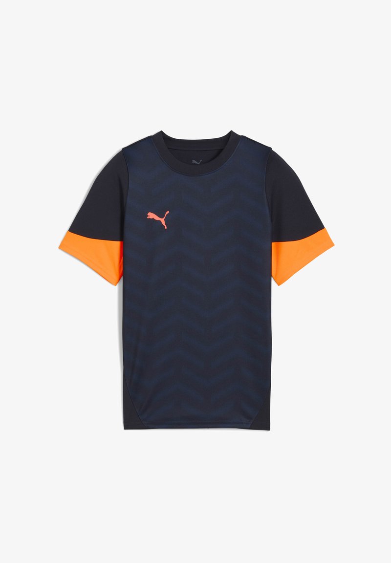 Camiseta deportiva Puma en azul marino con acentos naranjas. Mangas cortas, cuello redondo, patrón de chevron texturizado en la parte frontal. Logo en el pecho.