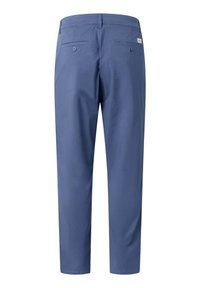 Zili piegriezti bikses, redzamas no aizmugures ar pogām aizvērtām izgrieztām kabatām un nelielu zīmola etiķeti virs labās kabatas.