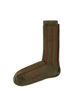 Calcetines verde oliva con rayas rojas, con un logo de calavera y el nombre de la marca "SCALPERS" en rojo. Hechos de una tela suave y texturizada.