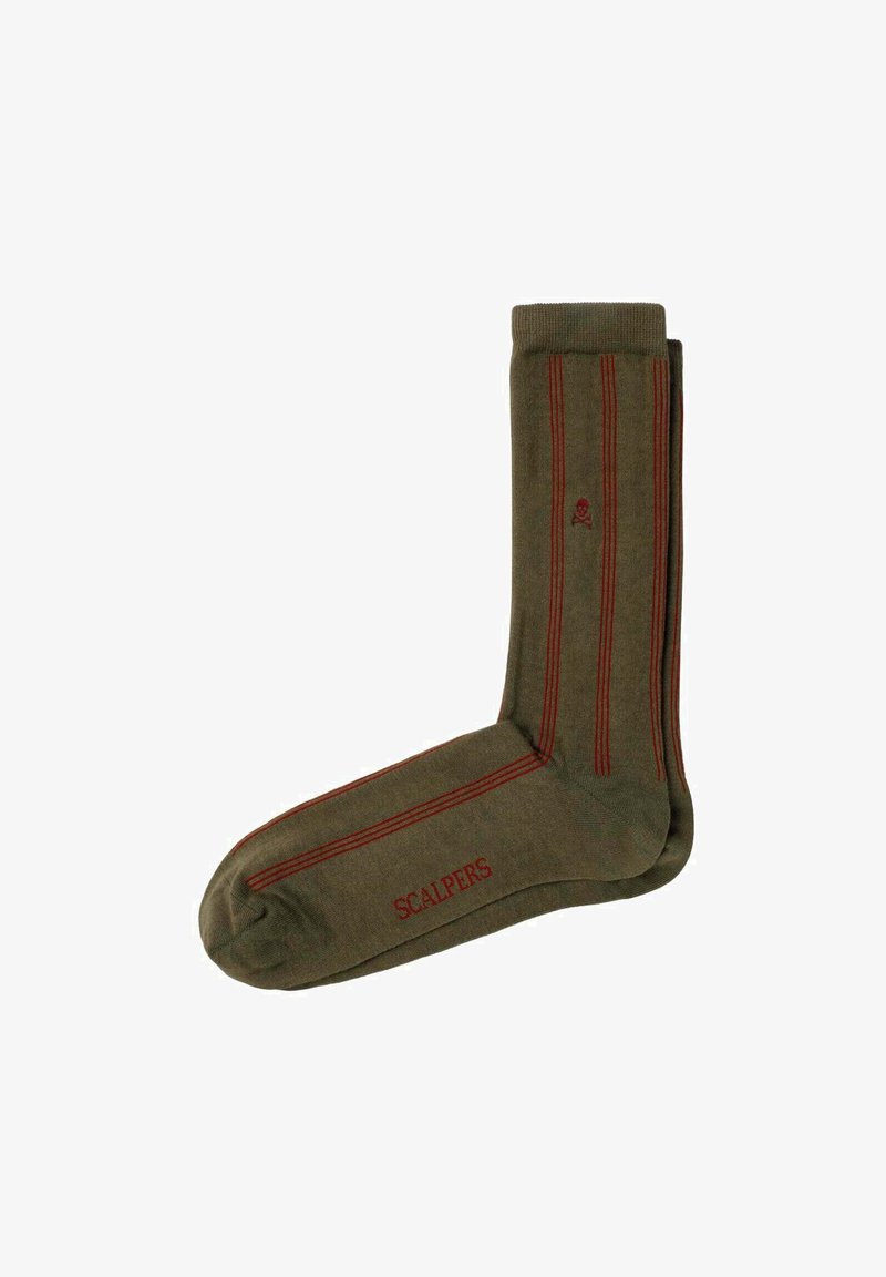 Calcetines verde oliva con rayas rojas, con un logo de calavera y el nombre de la marca "SCALPERS" en rojo. Hechos de una tela suave y texturizada.