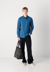 Calvin Klein SOLID STRETCH SLIM SHIRT - Επίσημο πουκάμισο - alfalfa blue