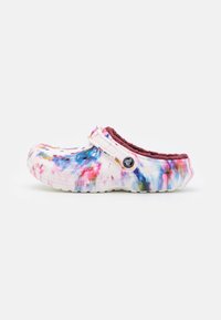 Crocs CLASSIC TIE DYE UNISEX - Mules - garnet/multi-coloured